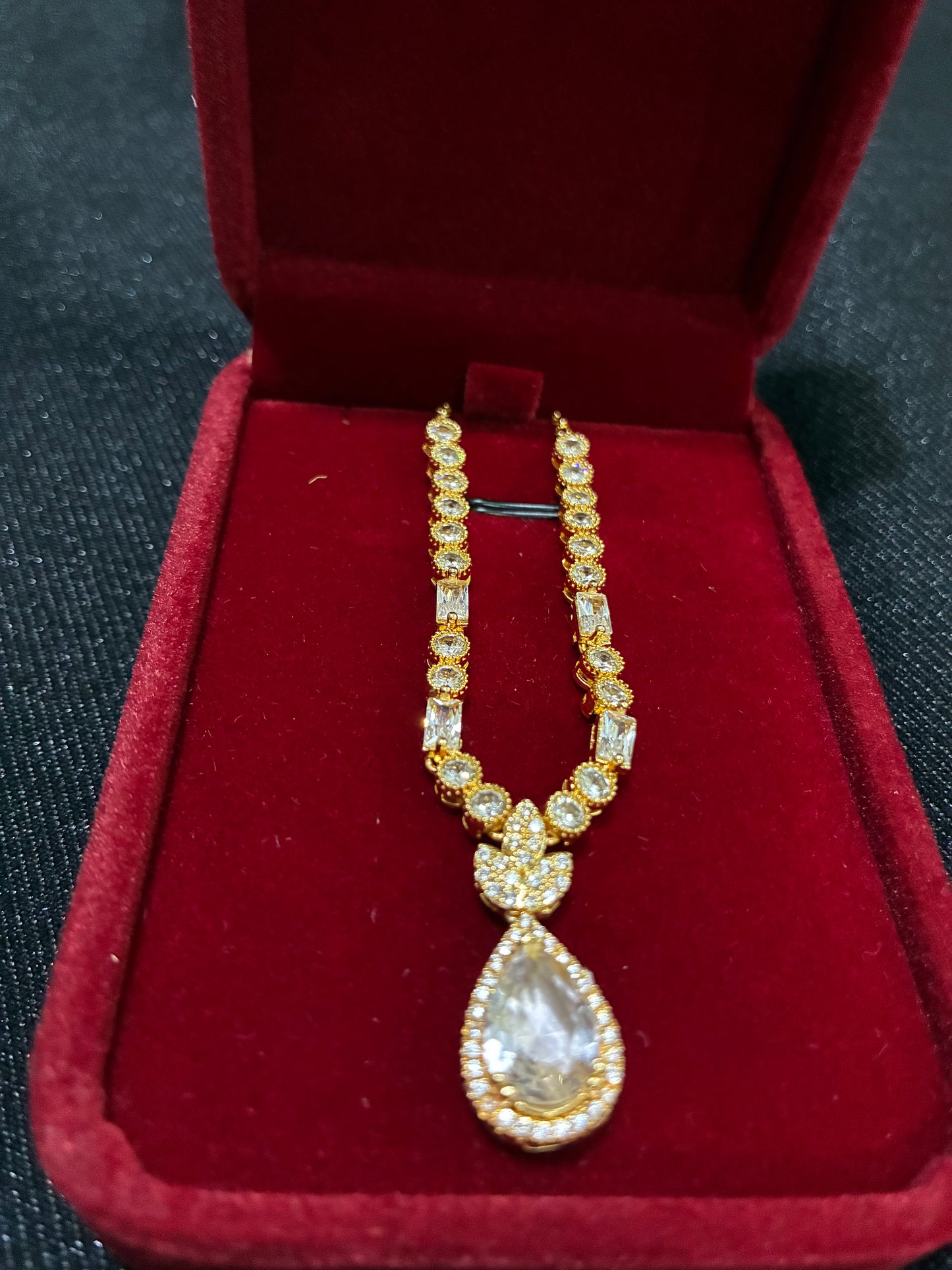Conjunto de piezas con Zirconia blanca de grado 5A y baño de oro de 18 quilates.