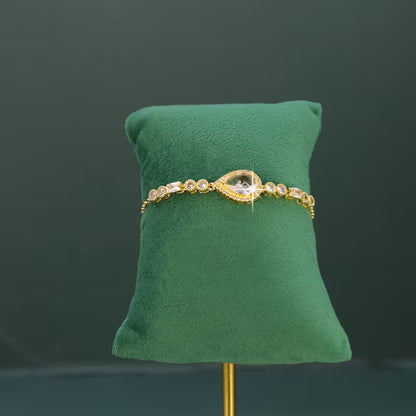 Conjunto de piezas con Zirconia blanca de grado 5A y baño de oro de 18 quilates.