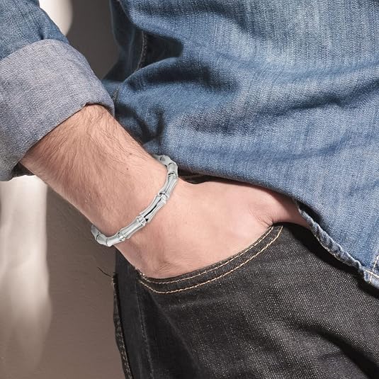 Pulsera abierta de moda en acero inoxidable de alta calidad, resistente a la decoloración, cómoda y versátil. Para Hombre y Mujer.