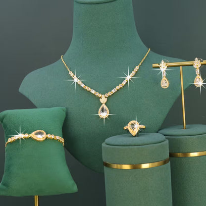 Conjunto de piezas con Zirconia blanca de grado 5A y baño de oro de 18 quilates.