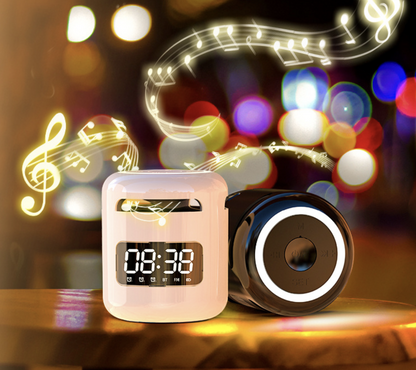 Parlante inalámbrico portátil BT V5.0 con micrófono integrado, función de reloj y luz LED multicolor para música en exteriores.