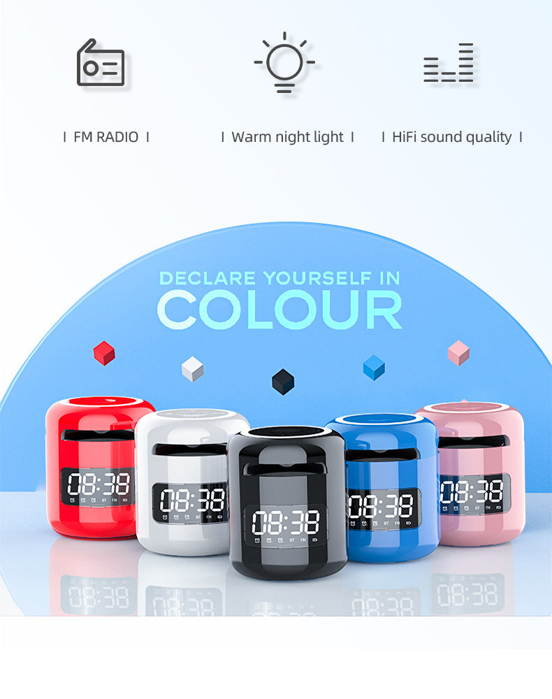 Parlante inalámbrico portátil BT V5.0 con micrófono integrado, función de reloj y luz LED multicolor para música en exteriores.