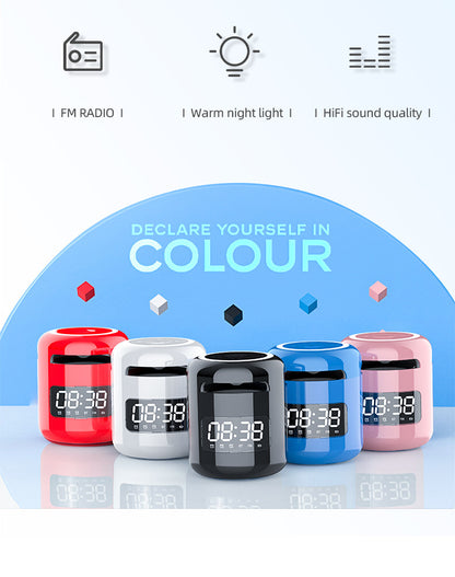 Parlante inalámbrico portátil BT V5.0 con micrófono integrado, función de reloj y luz LED multicolor para música en exteriores.
