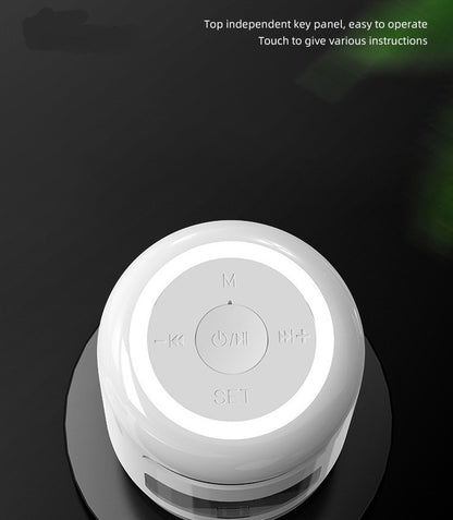 Parlante inalámbrico portátil BT V5.0 con micrófono integrado, función de reloj y luz LED multicolor para música en exteriores.