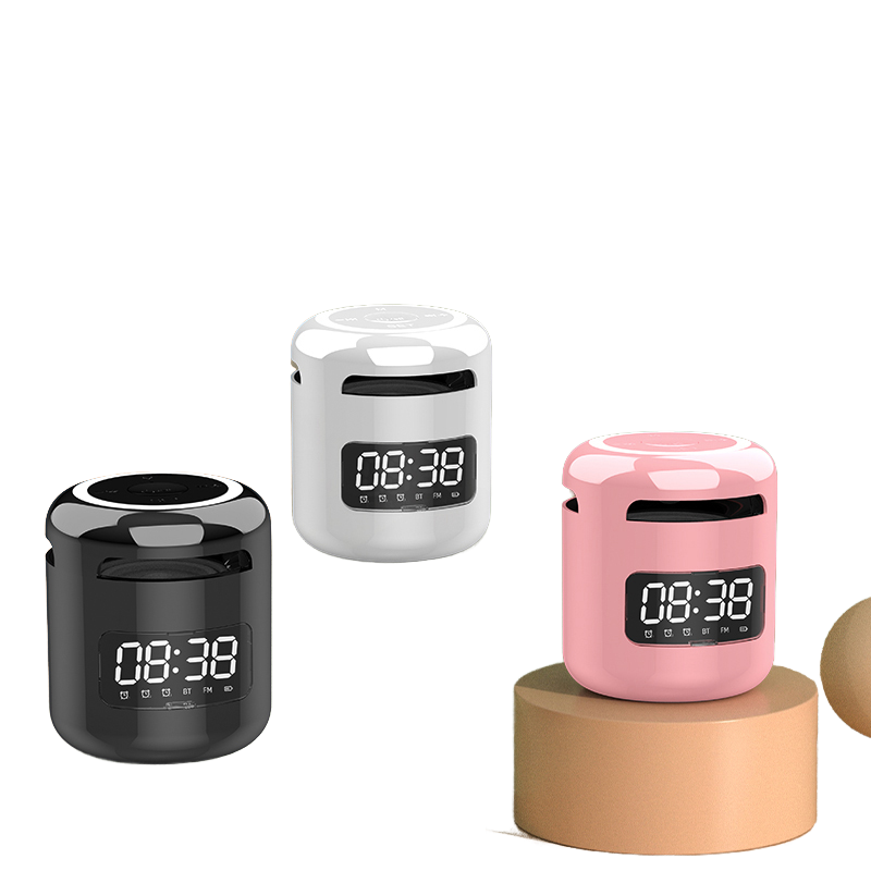 Parlante inalámbrico portátil BT V5.0 con micrófono integrado, función de reloj y luz LED multicolor para música en exteriores.