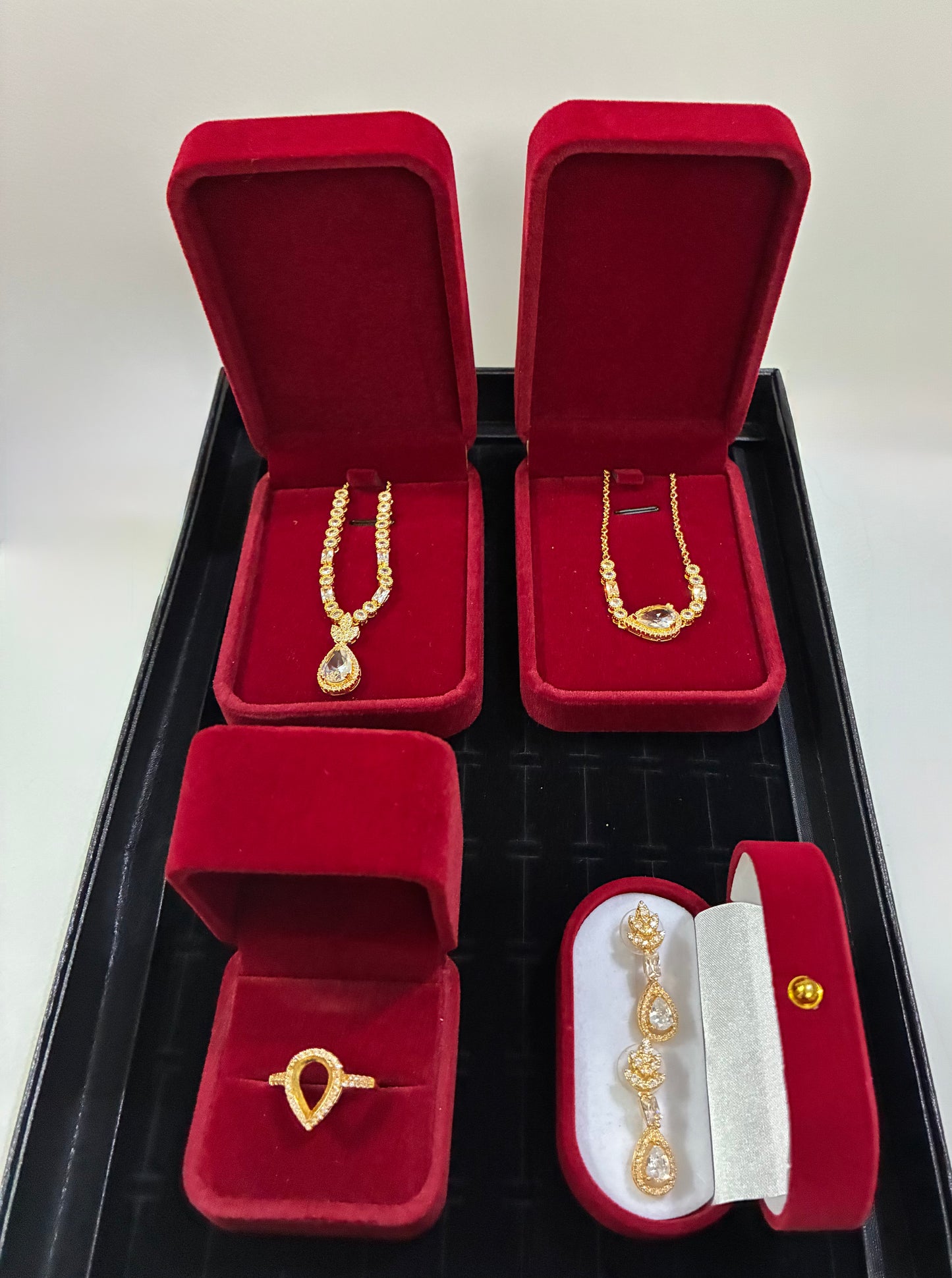 Conjunto de piezas con Zirconia blanca de grado 5A y baño de oro de 18 quilates.