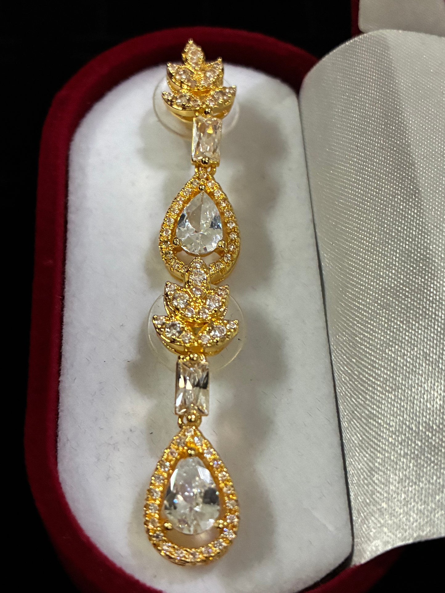 Conjunto de piezas con Zirconia blanca de grado 5A y baño de oro de 18 quilates.