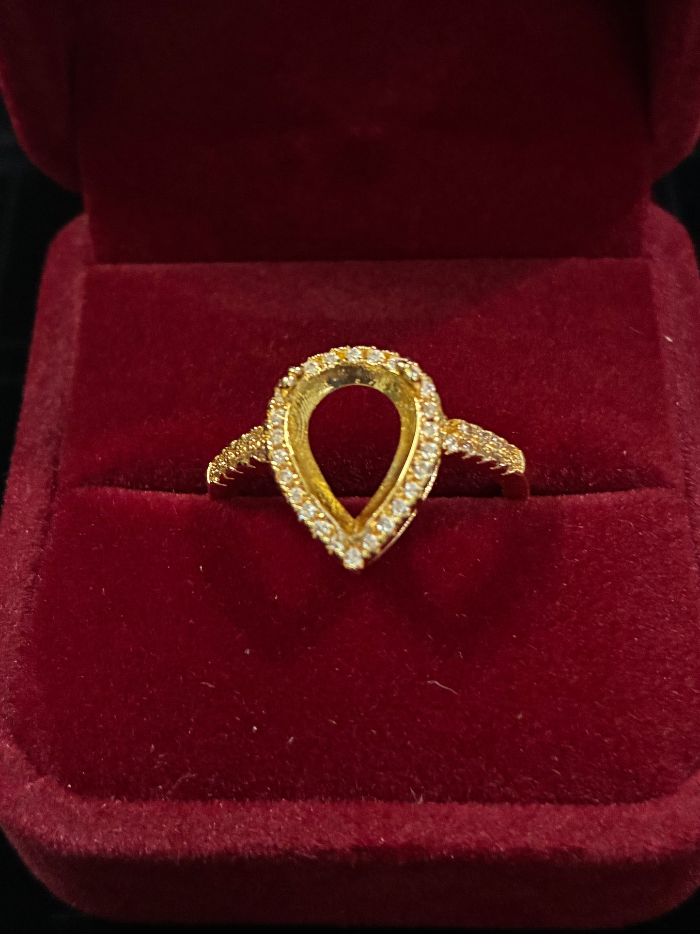 Conjunto de piezas con Zirconia blanca de grado 5A y baño de oro de 18 quilates.