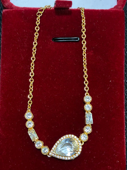 Conjunto de piezas con Zirconia blanca de grado 5A y baño de oro de 18 quilates.