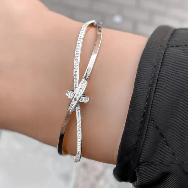 Pulsera abierta de moda en acero inoxidable de alta calidad, resistente a la decoloración, cómoda y versátil.