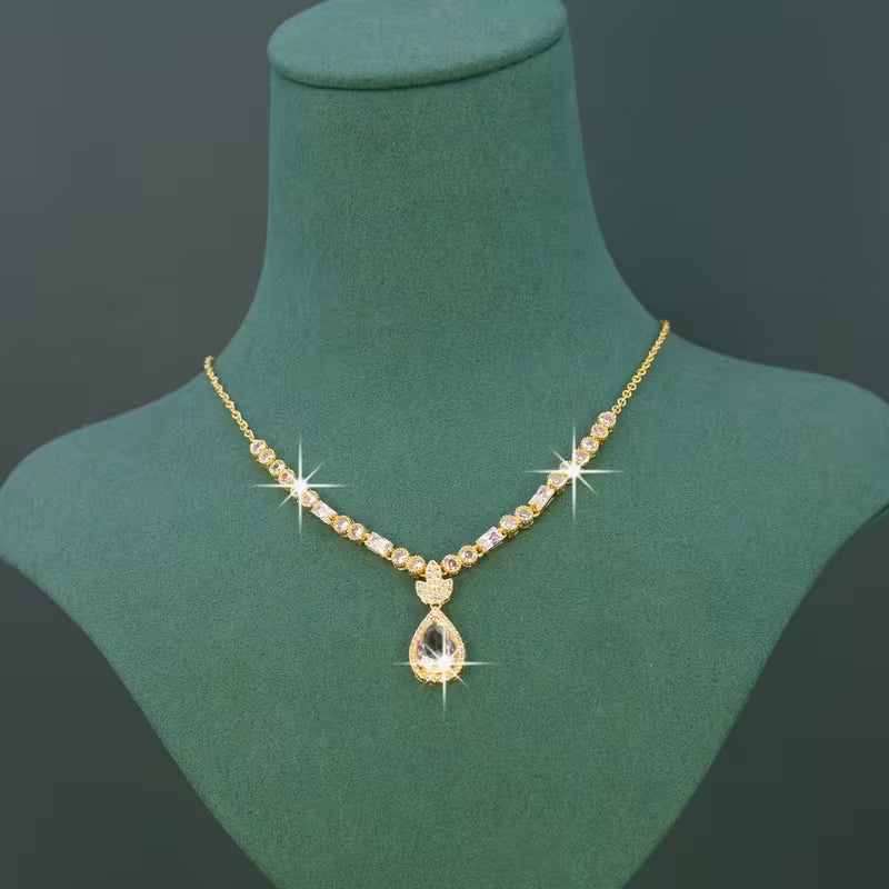 Conjunto de piezas con Zirconia blanca de grado 5A y baño de oro de 18 quilates.
