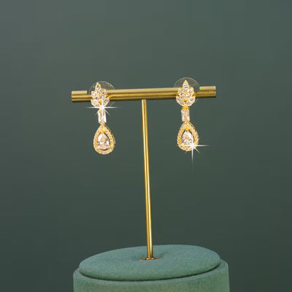 Conjunto de piezas con Zirconia blanca de grado 5A y baño de oro de 18 quilates.