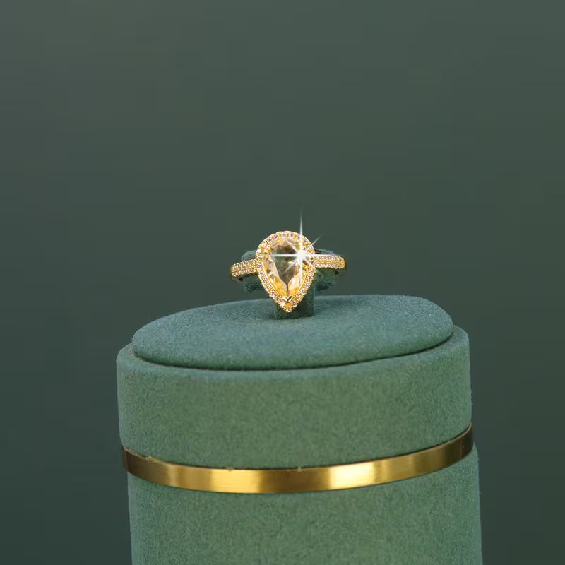 Conjunto de piezas con Zirconia blanca de grado 5A y baño de oro de 18 quilates.