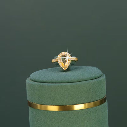 Conjunto de piezas con Zirconia blanca de grado 5A y baño de oro de 18 quilates.